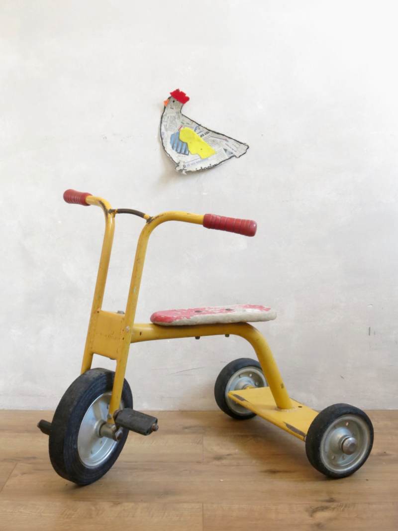 petit velo jaune ancien, tricycle vintage, selle rouge