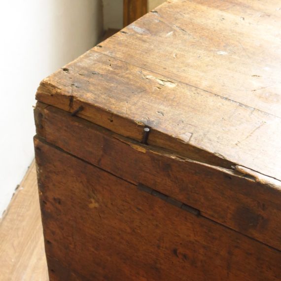 Malle en cuir marron avec serrure en laiton gravé et patine vieillie