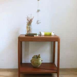 Table d’appoint des années 60 en bois massif style scandinave.