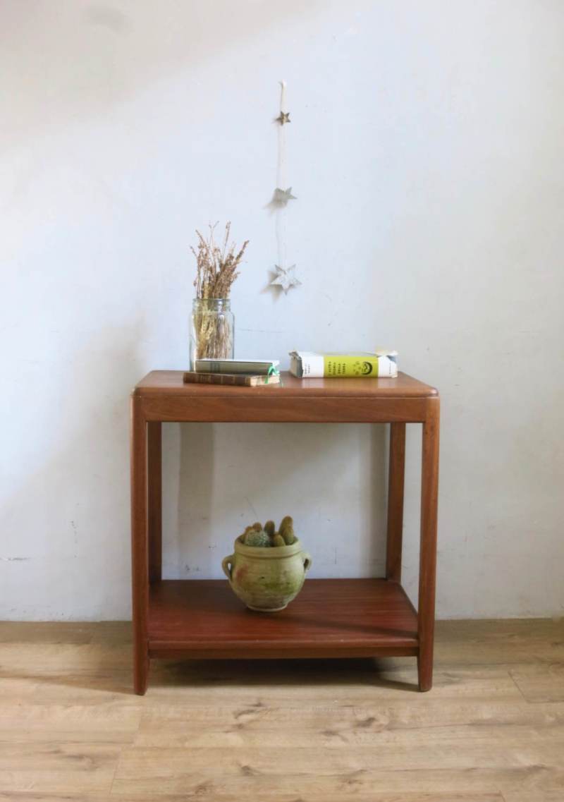 Table d’appoint des années 60 en bois massif style scandinave.