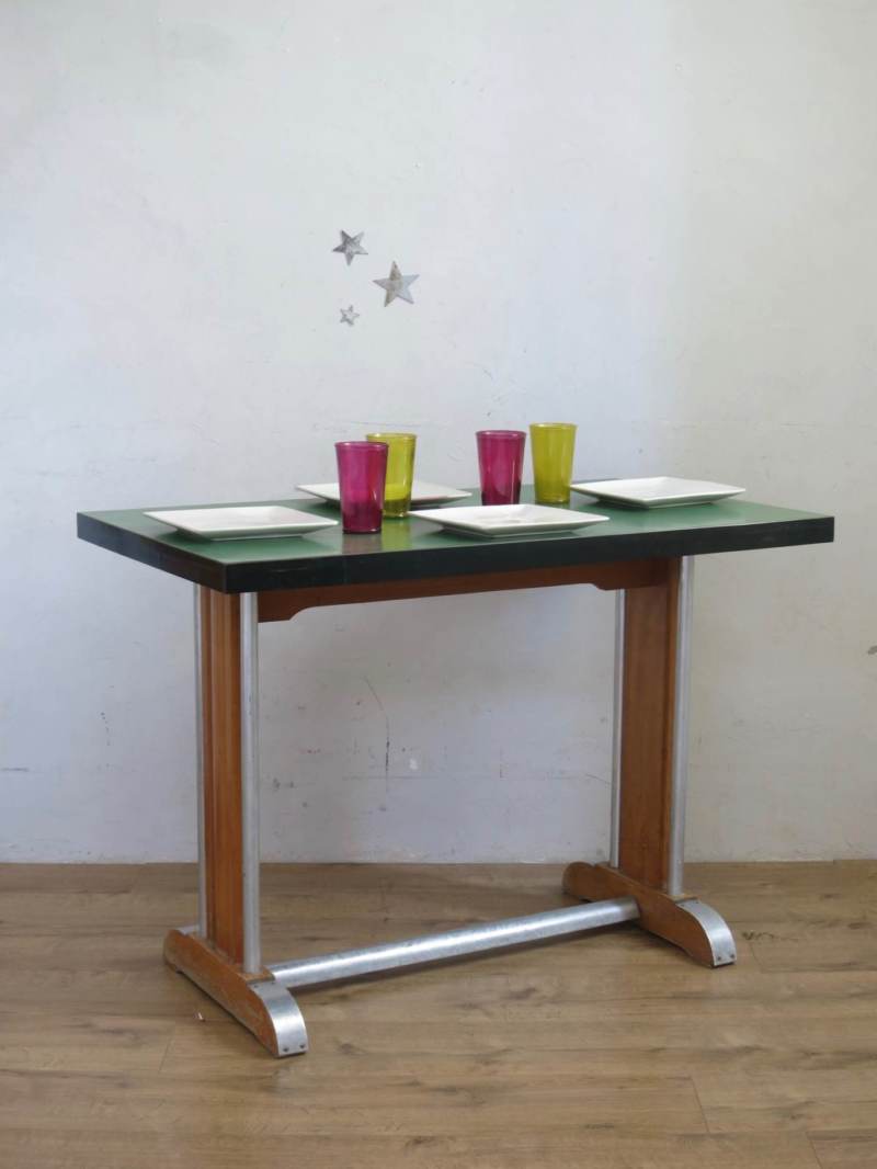 Table de bistrot en formica et zinc.