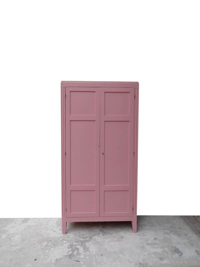 Armoire parisienne rose