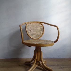 Fauteuil pivotant en cannage thonet