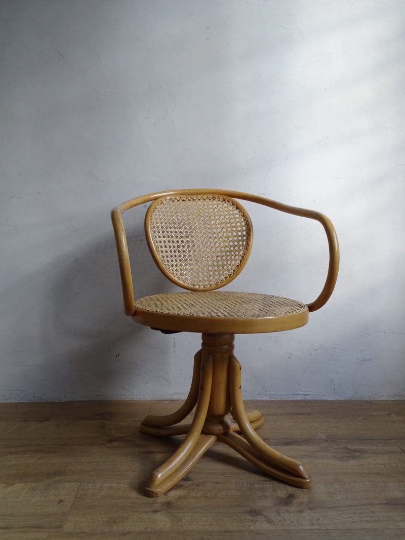 Fauteuil pivotant en cannage thonet