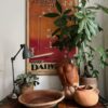 Plat en terre cuite très ancien. Grand format. Magnifique patine. A poser sur un grande table ou dans le jardin avec des jolis fleurs Dimensions: H 10 cm x L 52 cm x P 52 cm Prix indiqué avec envoi